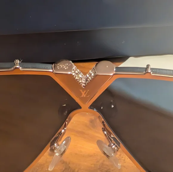 Louis Vuitton Gold Aviator Sunglasses - Picture 6 of 9